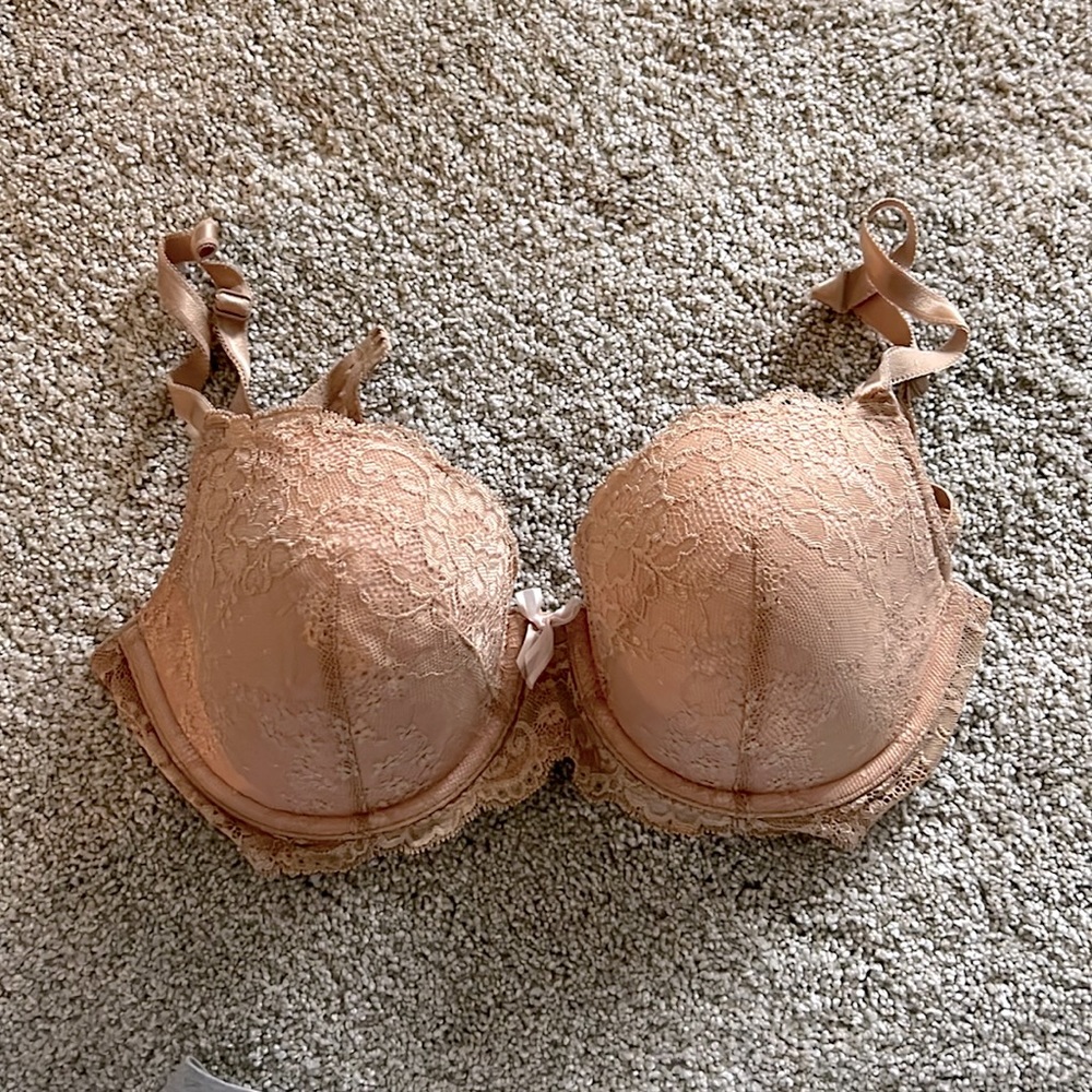 Beautiful neutral lace detailed lined demi bra from Victorias Secret. Size 36D.